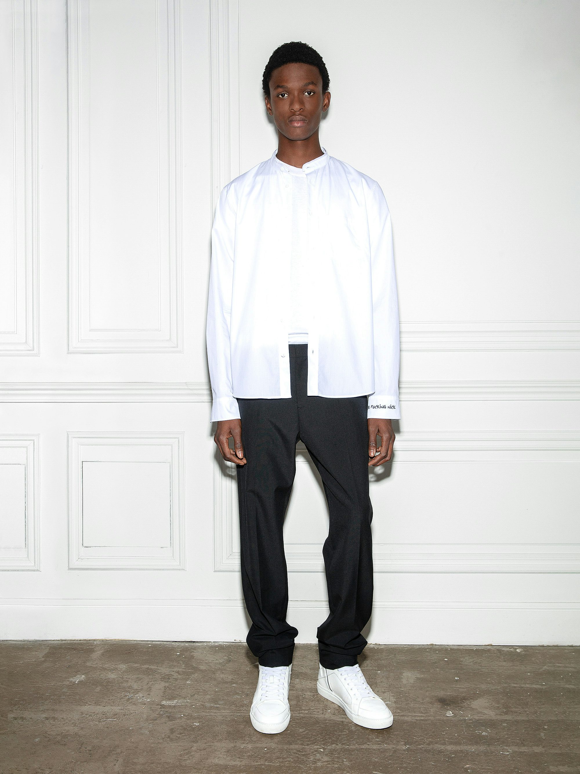 Camicia Sydney - Camicia in popeline di cotone con colletto alla coreana, taglio vivo e ricamo sul polsino sinistro.